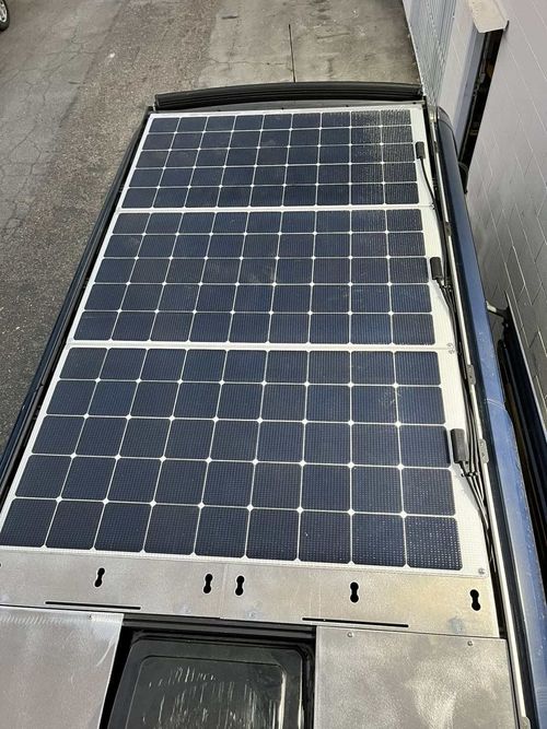 Aplikasi panel surya atap RV