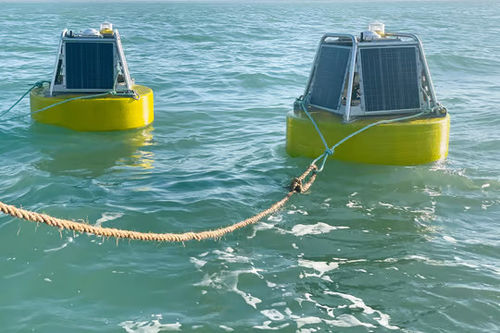 Pemasangan pelanggan panel surya semi kaku berjalan untuk perahu mengambang sumur data